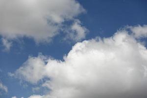 ciel bleu et nuages, nuages blancs flottant dans le ciel photo