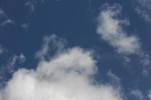 ciel bleu et nuages, nuages blancs flottant dans le ciel photo