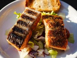 filet de truite saumonée fraîche aux herbes épices et salade pour barbecue