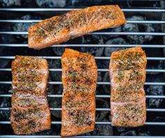 filet de truite saumonée fraîche aux herbes épices et salade pour barbecue