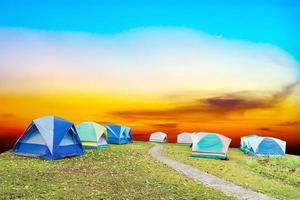 tente touristique avec un beau fond de coucher de soleil