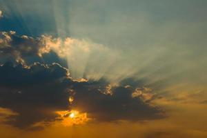 beau ciel avec nuages et rayons de soleil photo