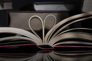 livre ouvert avec coeur en forme photo