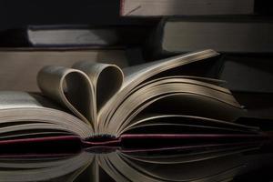 livre ouvert avec coeur en forme photo