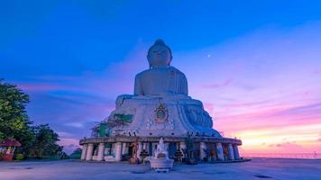 beau coucher de soleil sur la grande statue de bouddha photo