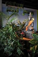 statue de bouddha dans le jardin intérieur au bar tropical en thaïlande