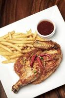 Piri piri portugais épicé demi poulet rôti avec frites sur plaque au restaurant de lisbonne
