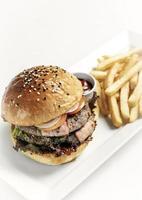 Burger de boeuf bio australien avec plateau de frites sur fond de studio blanc photo