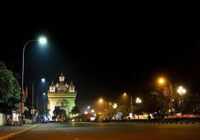 monument de l'indépendance de l'arche de patuxai point de repère dans la ville de vientiane au laos la nuit