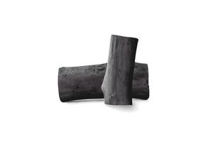 le charbon de bois noir est utilisé comme énergie thermique sur fond blanc.