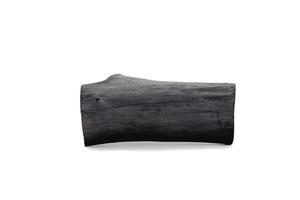 le charbon de bois noir est utilisé comme énergie thermique sur fond blanc.