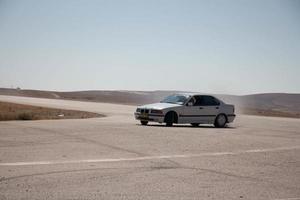 voitures sur la piste de course et sur les routes du désert photo