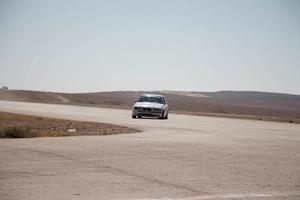 voitures sur la piste de course et sur les routes du désert photo