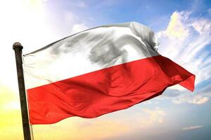 Pologne 3d le rendu drapeau agitant isolé ciel et nuage Contexte photo