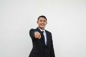 portrait Jeune Beau asiatique homme d'affaire montrer du doigt vers l'avant à choisir vous isolé sur blanc Contexte photo
