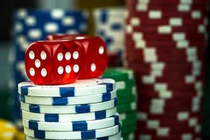 jeu de dés rouges et pièces d'argent de casino