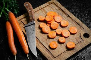 Frais haché carottes sur une Coupe planche. photo