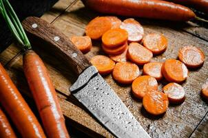 Frais haché carottes sur une Coupe planche. photo