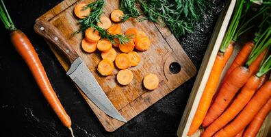 Frais haché carottes sur une Coupe planche. photo