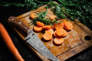 Frais haché carottes sur une Coupe planche. photo