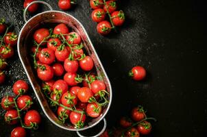 Frais tomates. sur noir tableau. photo