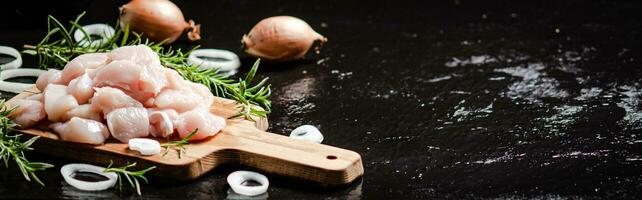 tranché poulet filet. sur Coupe planche. photo