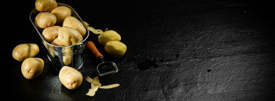 Frais patates. sur noir Contexte. photo