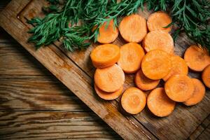 Frais haché carottes sur Coupe planche. photo