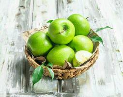 vert pommes dans le panier. photo