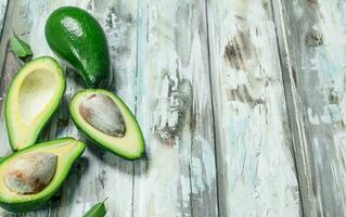 mûr Avocat et pièces de Avocat avec feuilles. photo