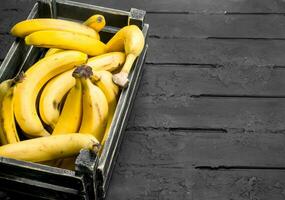 bananes dans le noir boîte. photo