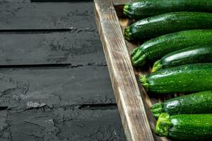 Frais Zucchini sur plateau. photo