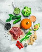 biologique aliments. variété de en bonne santé nourriture avec du boeuf steaks . photo