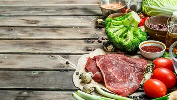 en bonne santé aliments. variété de biologique nourriture avec brut du boeuf Viande. photo