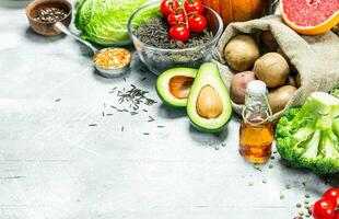 en bonne santé aliments. assortiment de biologique des légumes et des fruits avec légumineuses. photo