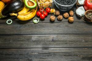 en bonne santé aliments. une variété de biologique des fruits et légumes, légumineuses, céréales. photo