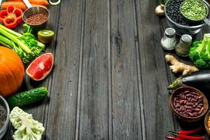 biologique aliments. en bonne santé assortiment de des légumes et des fruits avec légumineuses. photo