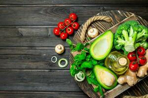 biologique aliments. assortiment de mûr des légumes dans une en bois boîte. photo