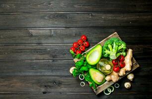 biologique aliments. assortiment de mûr des légumes dans une en bois boîte. photo