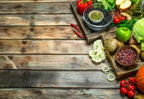 en bonne santé aliments. en bonne santé assortiment de des légumes et des fruits avec légumineuses. photo