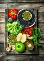 en bonne santé aliments. en bonne santé assortiment de des légumes et des fruits avec légumineuses. photo
