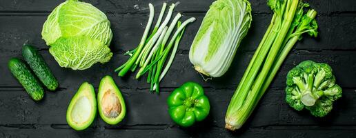 biologique aliments. assortiment de vert en bonne santé des légumes. photo