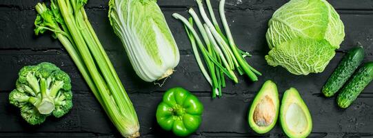 biologique aliments. assortiment de vert en bonne santé des légumes. photo