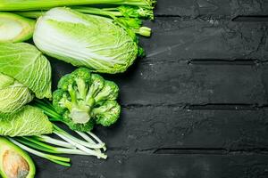 biologique aliments. assortiment de vert en bonne santé des légumes. photo