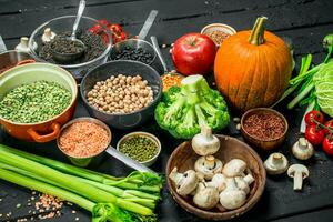 biologique aliments. différent intervalle de des fruits et des légumes avec légumineuses. photo