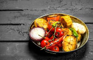 grillé des légumes dans une poêle. photo