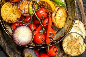 grillé des légumes dans poêle. photo