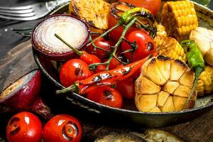 grillé des légumes dans poêle. photo