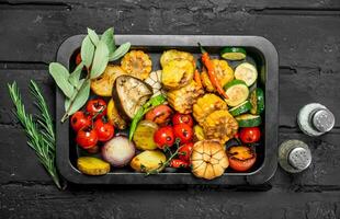 grillé des légumes sur une la poêle avec herbes. photo