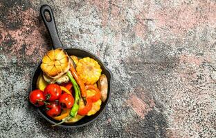 grillé des légumes dans une poêle. photo